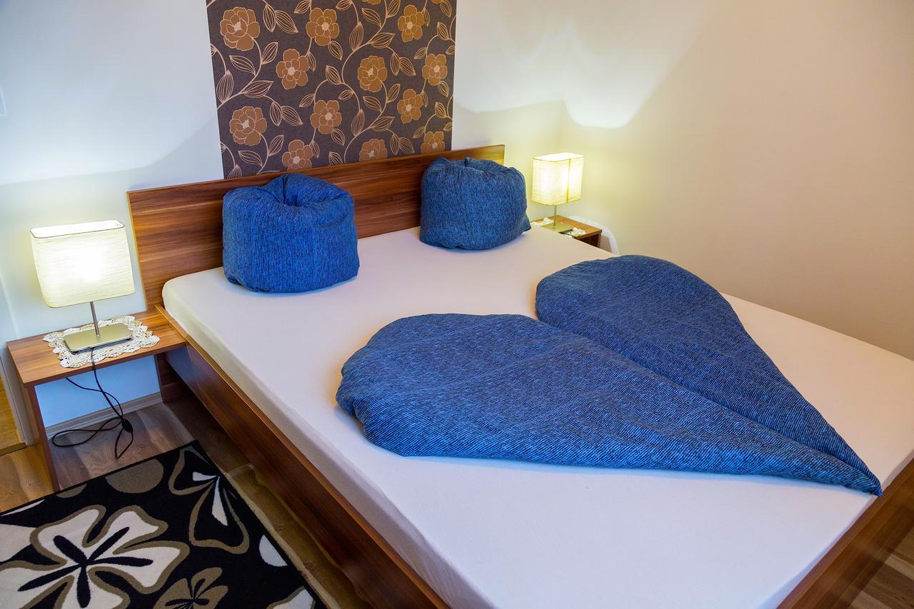Апартаменты Balint & Timi Wellness Apartman Шиофок Экстерьер фото