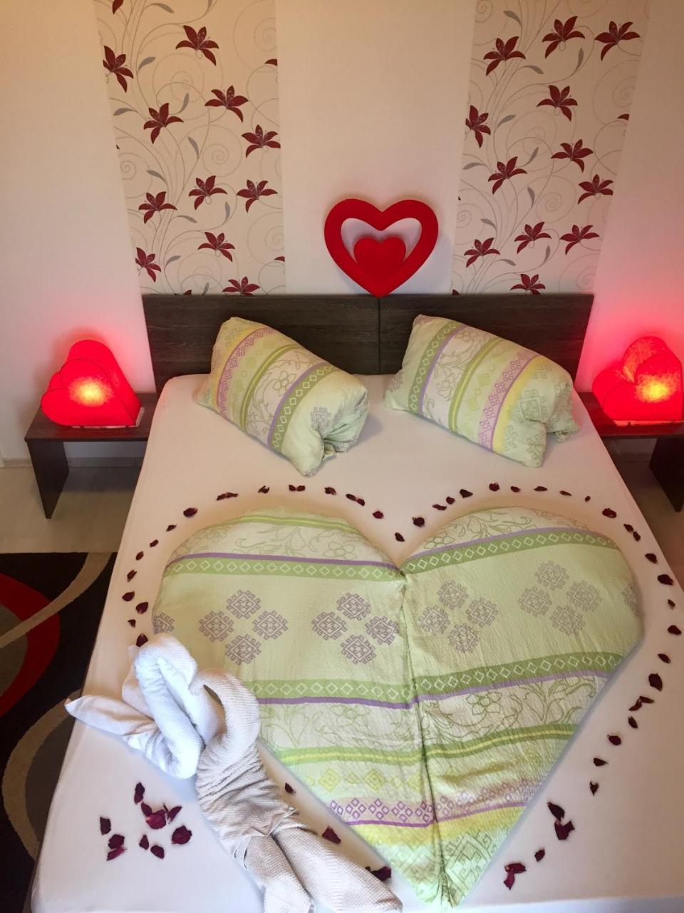 Апартаменты Balint & Timi Wellness Apartman Шиофок Экстерьер фото